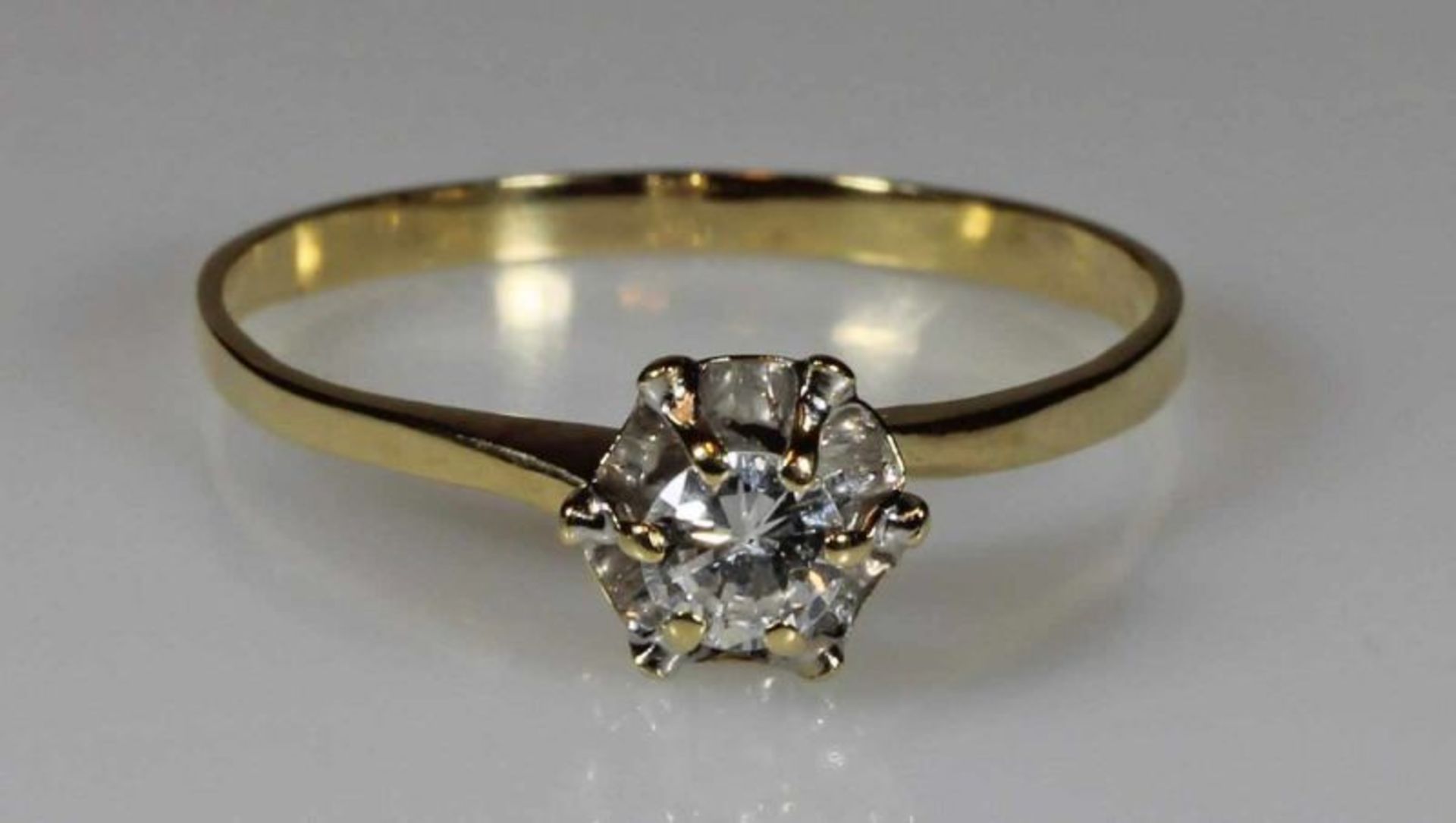 Ring, GG 750, 1 Brillant ca. 0.25 ct., 2 g, RM 19 21.01 % buyer's premium on the hammer price 19.