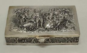 Deckeldose, Silber 800, deutsch, rechteckig, Reliefdekor mit Musikant und galanten Paaren, innen