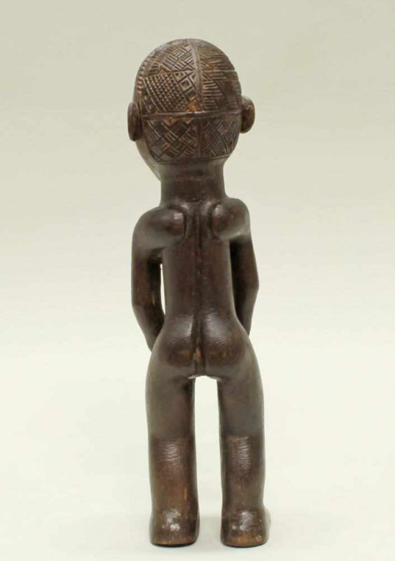 Figur, Chokwe, Zaïre, Afrika, authentisch, Holz, dunkle Patina, 35 cm hoch. Provenienz: - Image 2 of 2