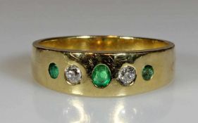 Ring, GG 750, 3 facettierte Smaragde, 2 Brillanten, 7 g, RM 18.5 21.01 % buyer's premium on the