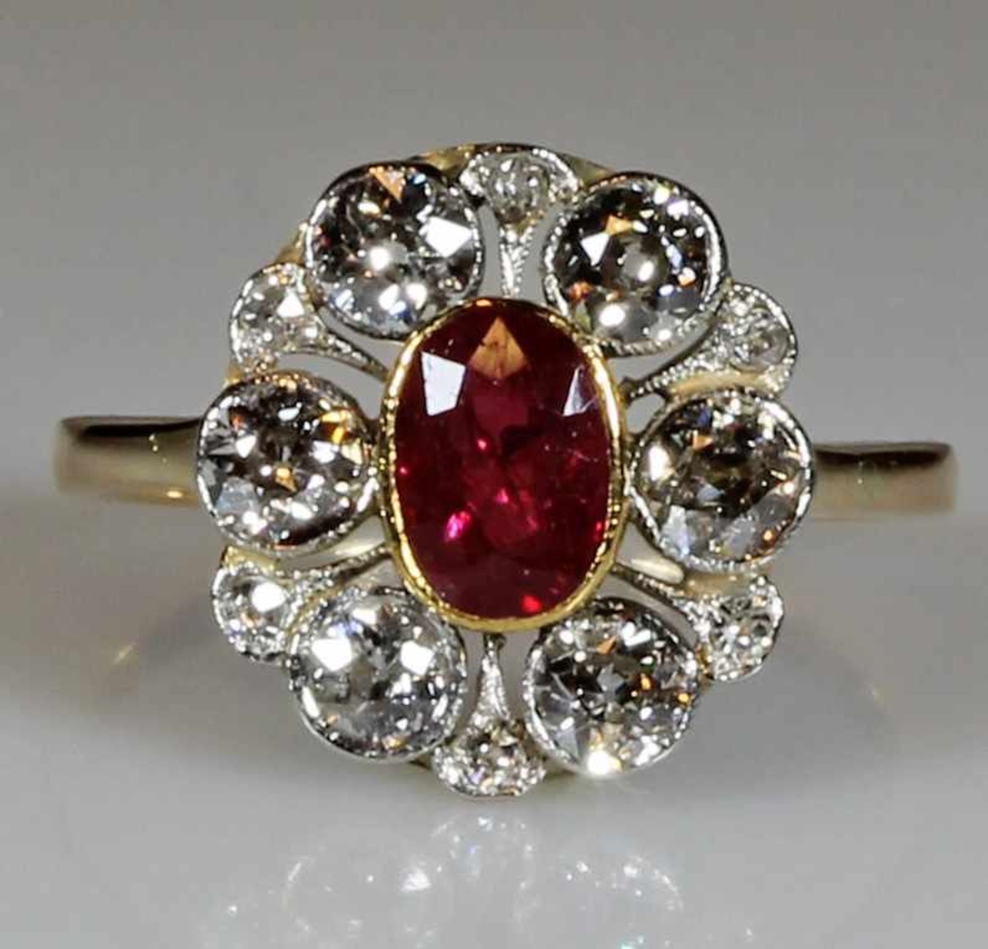 Ring, RG 585, 1 ovaler facettierter Rubin ca. 1.25 ct., 6 Altschliff-Diamanten zus. ca. 1.20 ct.,