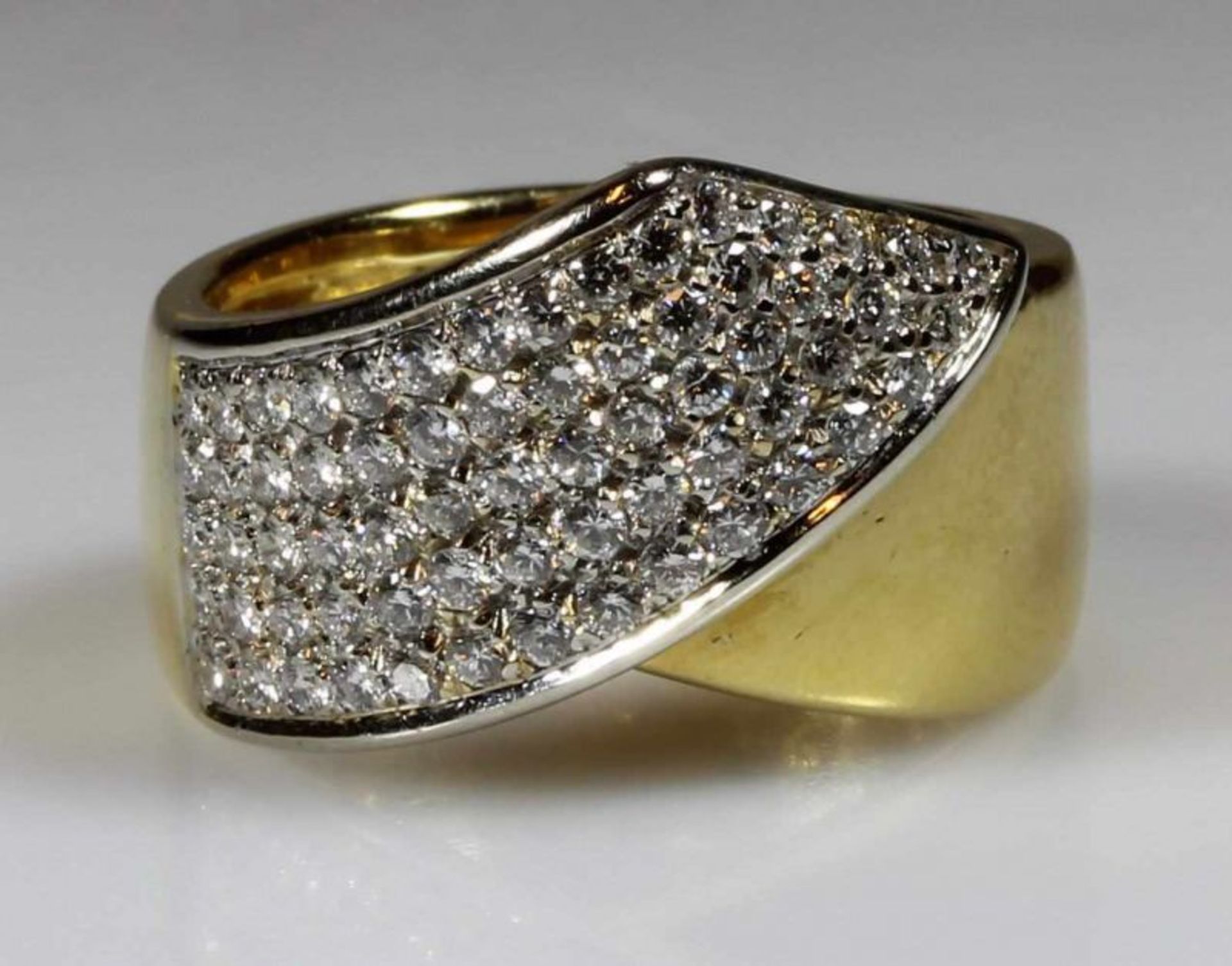 Ring, WG/GG 750, Brillant-Besatz, Pavé gefasst, 10 g, RM 19.5 21.01 % buyer's premium on the