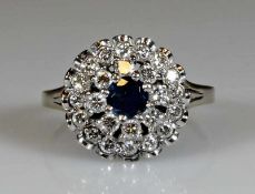 Ring, WG 750, 1 runder facettierter Saphir, 24 Brillanten zus. ca. 1.0 ct., 6 g, RM 18.5 21.01 %