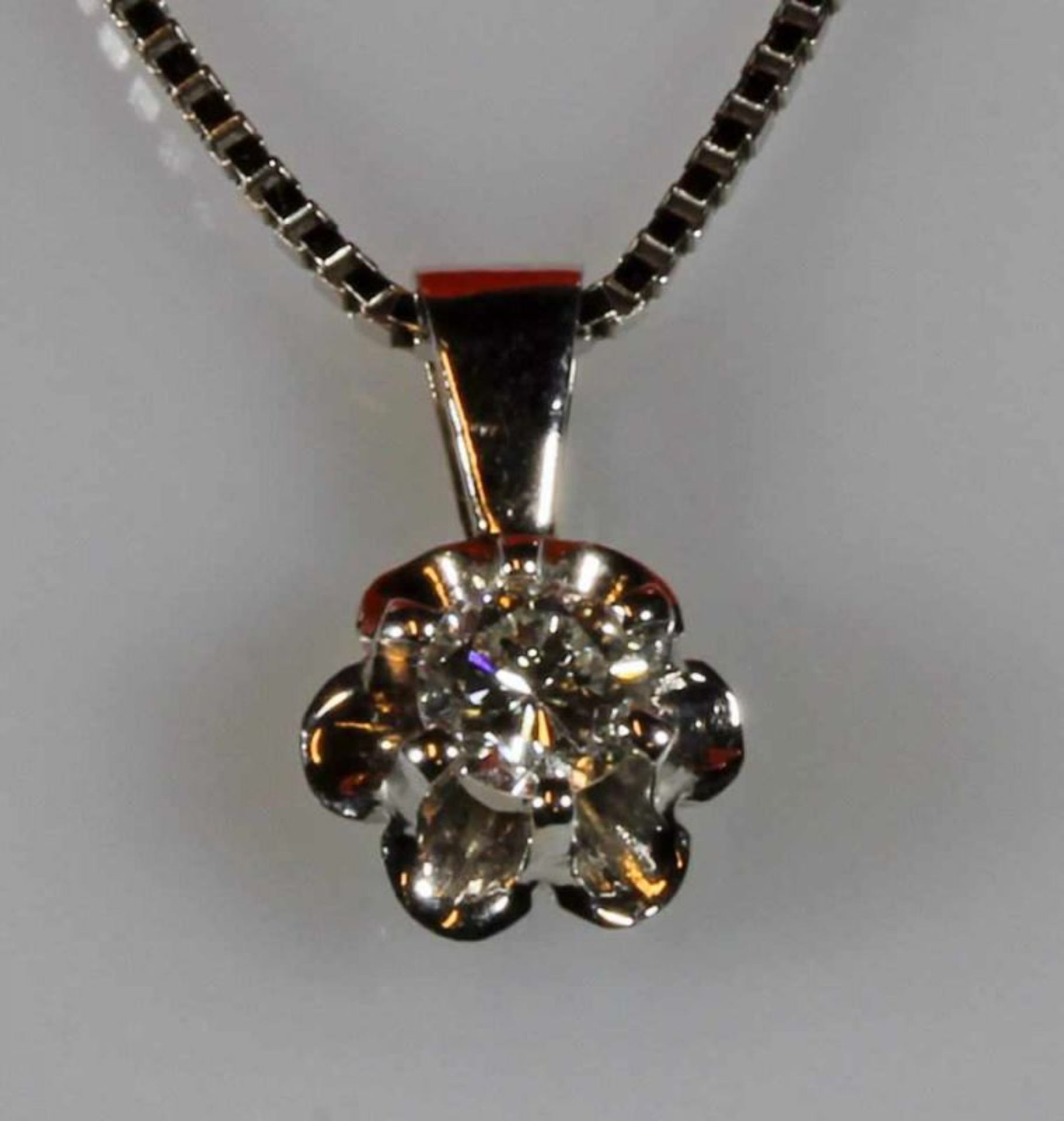 Anhänger, WG 585, Solitär-Brillant ca. 0.20 ct., an Kette, WG 585, zus. 2 g 21.01 % buyer's