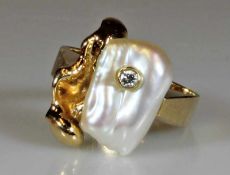 Ring, Atelierarbeit, gepunzt H.B., GG 585, 1 barocke Perle, 1 kleine Diamant-Imitation, 7 g, RM 17.5