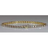 Armband, GG 585, 44 Brillanten zus. ca. 1.30 ct., etwa w/p1-p2, Goldgewicht ca. 13.2 g, 19 cm lang