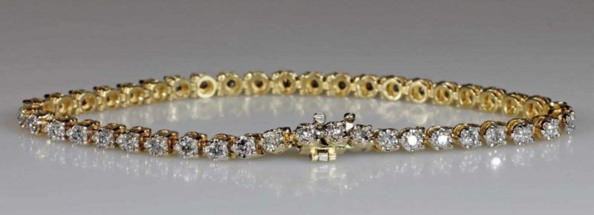 Armband, GG 585, 44 Brillanten zus. ca. 1.30 ct., etwa w/p1-p2, Goldgewicht ca. 13.2 g, 19 cm lang