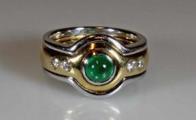 Ring, WG/GG 750, 1 Smaragd-Cabochon ca. 0.70 ct., 4 Brillanten zus. ca. 0.20 ct., etwa w/vvs,