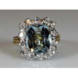 Ring, WG/GG 750, 1 antik-rechteckiger facettierter Aquamarin ca. 9.20 ct., 14 Brillanten zus. ca.