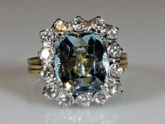 Ring, WG/GG 750, 1 antik-rechteckiger facettierter Aquamarin ca. 9.20 ct., 14 Brillanten zus. ca.