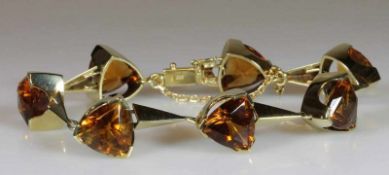 Armband, Atelierarbeit, GG 585, 7 dreieckig facettierte Citrine, 44 g 21.01 % buyer's premium on the