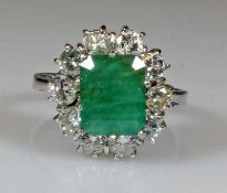 Ring, WG 585, 1 Smaragd ca. 4.0 ct., im Smaragdschliff, 10 Brillanten zus. ca. 1.70 ct., etwa w/si-