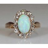 Ring, RG 585, 1 heller Vollopal-Cabochon ca. 2.30 ct., 14 Altschliff-Diamanten zus. ca. 1.50 ct.,