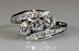 Ring, WG 585, 3 Brillanten zus. ca. 0.60 ct., 16 Brillanten zus. ca. 0.30 ct., alle etwa w/lpr.-vvs,