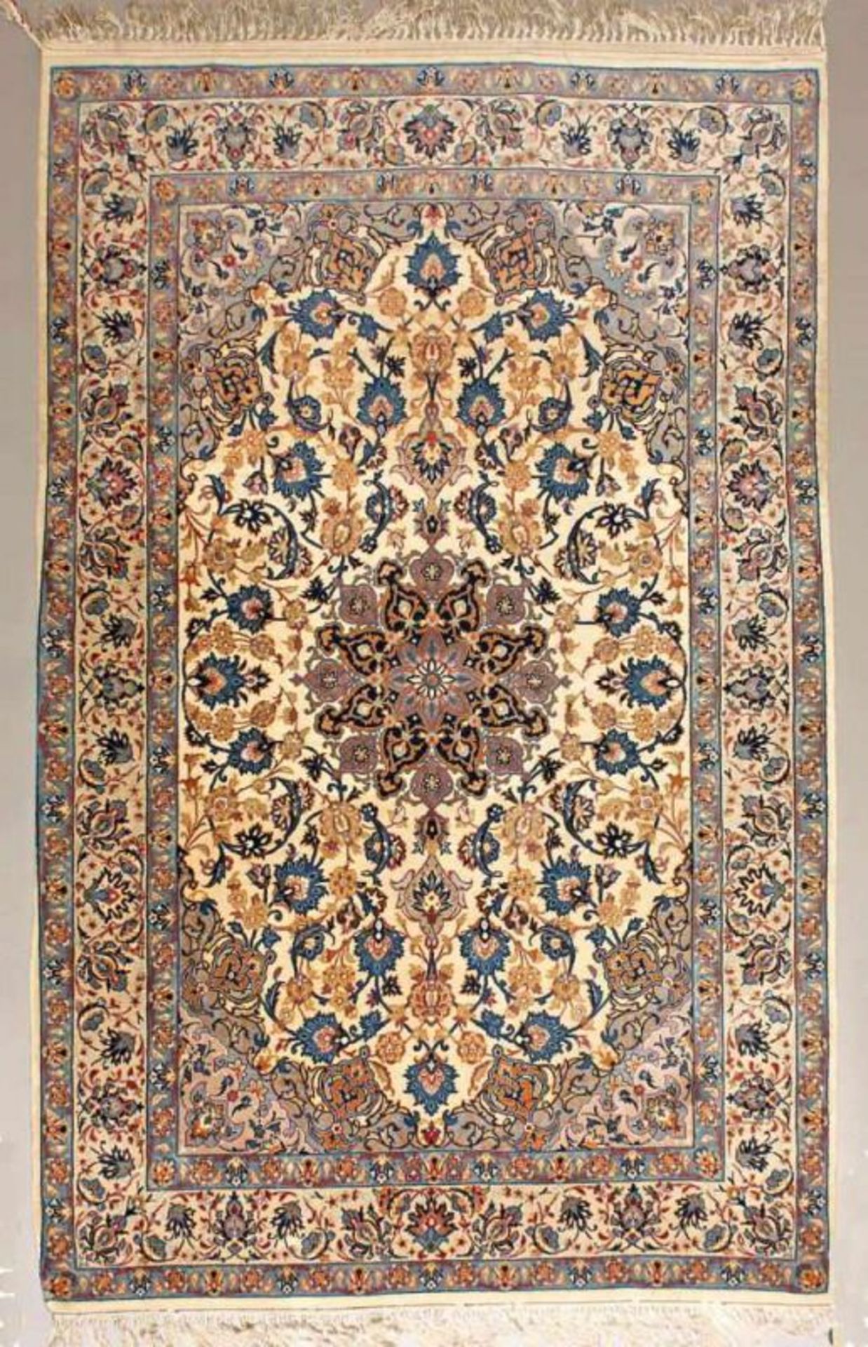 Isfahan, Persien, ca. 1.65 x 1.08 m, feine Knüpfung 21.01 % buyer's premium on the hammer price 19.