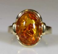 Ring, GG 585, Bernstein-Cabochon, 10 g, RM 20 21.01 % buyer's premium on the hammer price 19.00 %