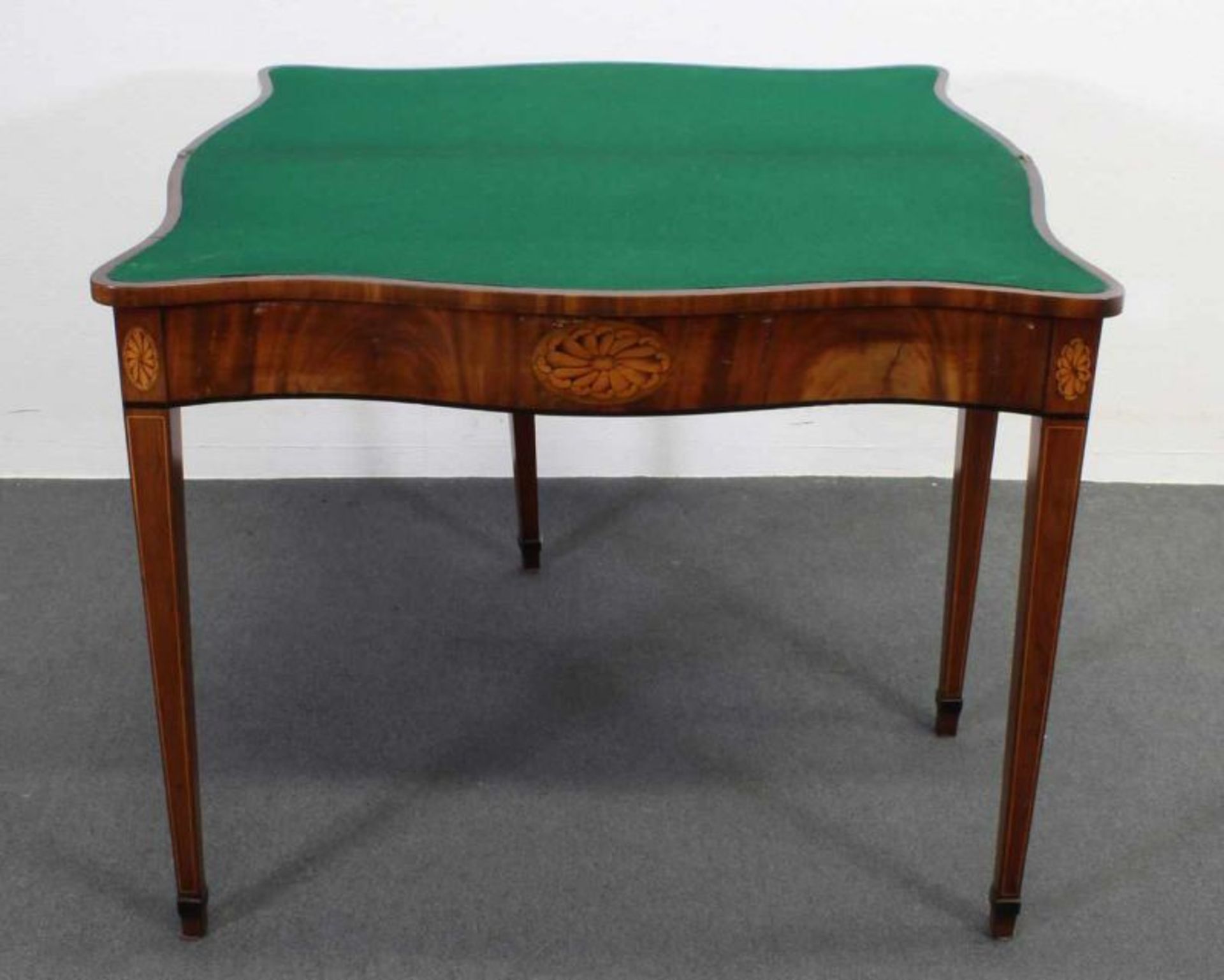 Spieltisch, England, Ende 18. Jh., Mahagoni mit Einlegearbeit, Platte aufklappbar, innen - Image 2 of 2
