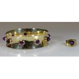 Armreif, GG 585, 8 Amethyst-Cabochons, Initialen VM, 38 g; Ring, GG 333, Amethyst-Kugel, 4 g, RM