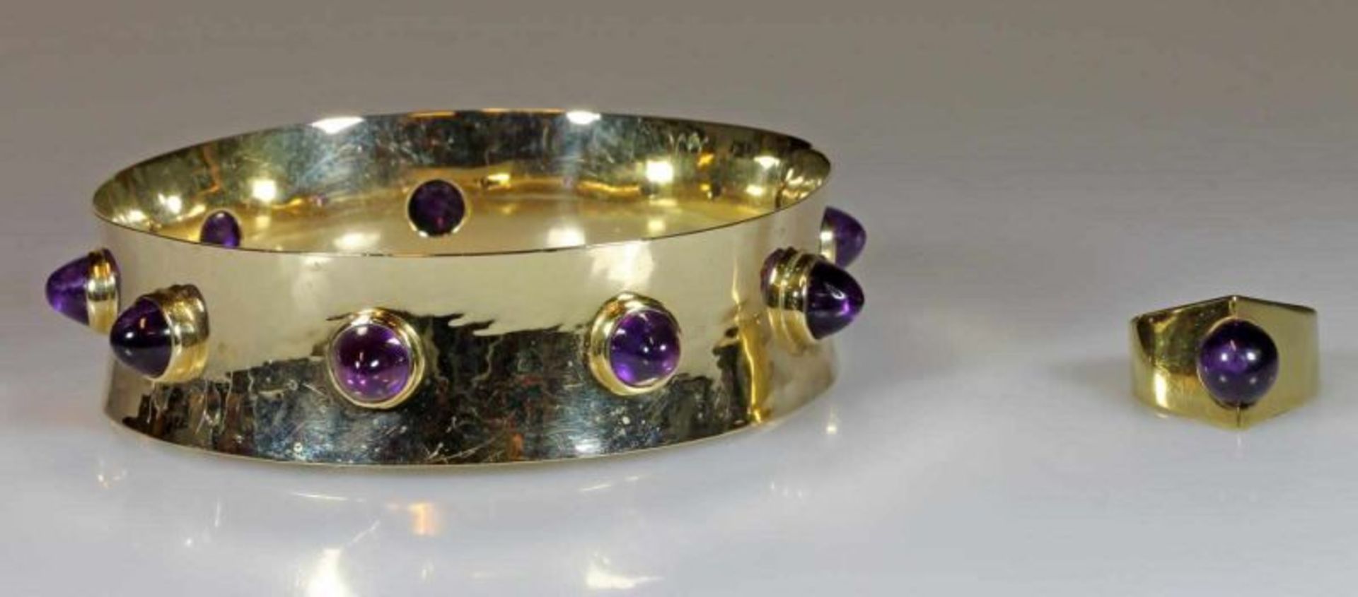 Armreif, GG 585, 8 Amethyst-Cabochons, Initialen VM, 38 g; Ring, GG 333, Amethyst-Kugel, 4 g, RM