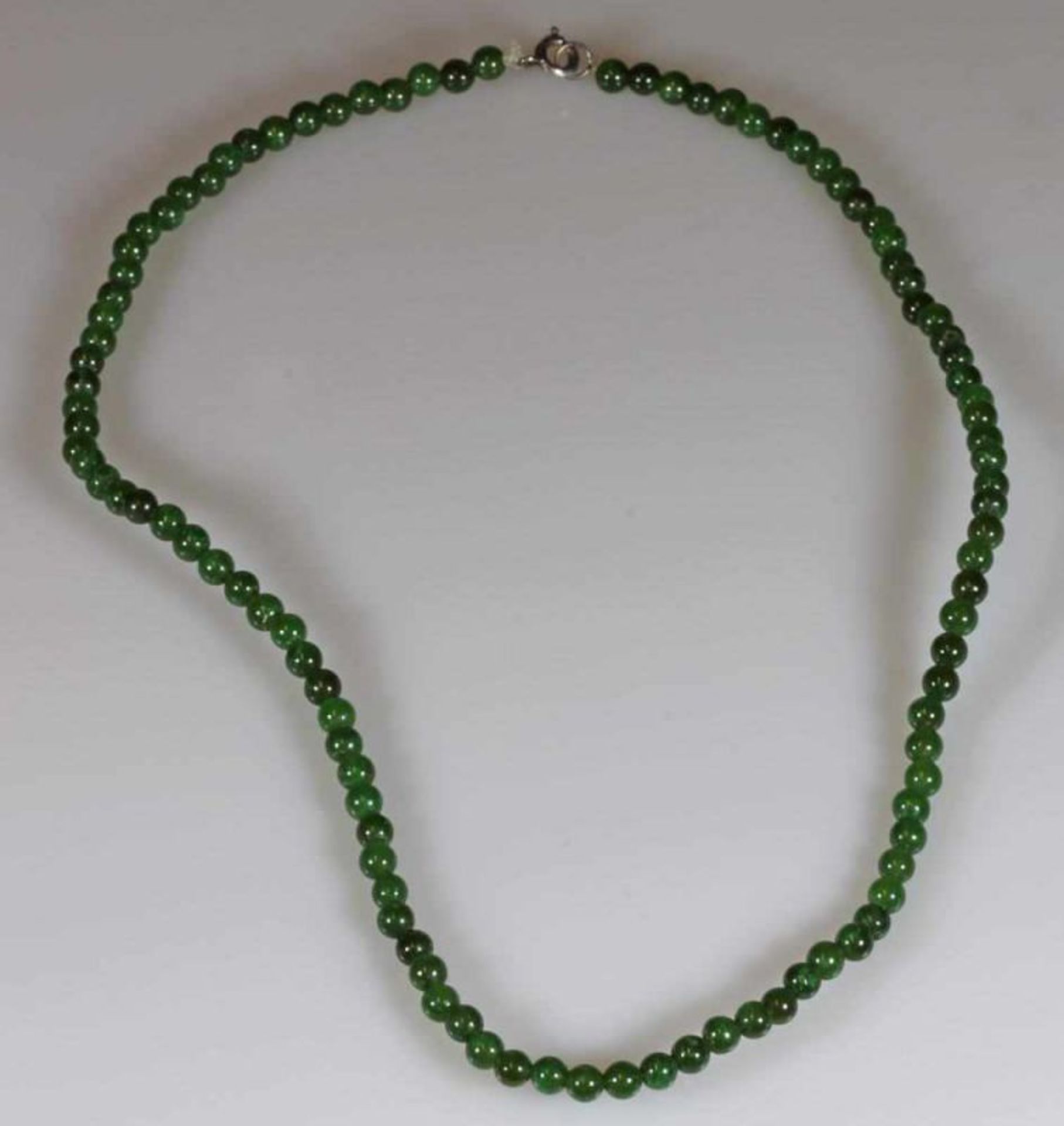 Jadekette, Kugel ø ca. 4 mm, Schließe Metall, 10 g, ca. 40 cm lang 21.01 % buyer's premium on the