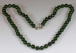 Jadekette, Kugeln ø 10 mm, Schließe Metall, 97 g, ca. 70 cm lang 21.01 % buyer's premium on the