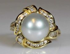 Ring, GG 750, 1 Perle ø ca. 12 mm, Brillant- und Baguette-Brillantbesatz, 9 g, RM 20.5 21.01 %