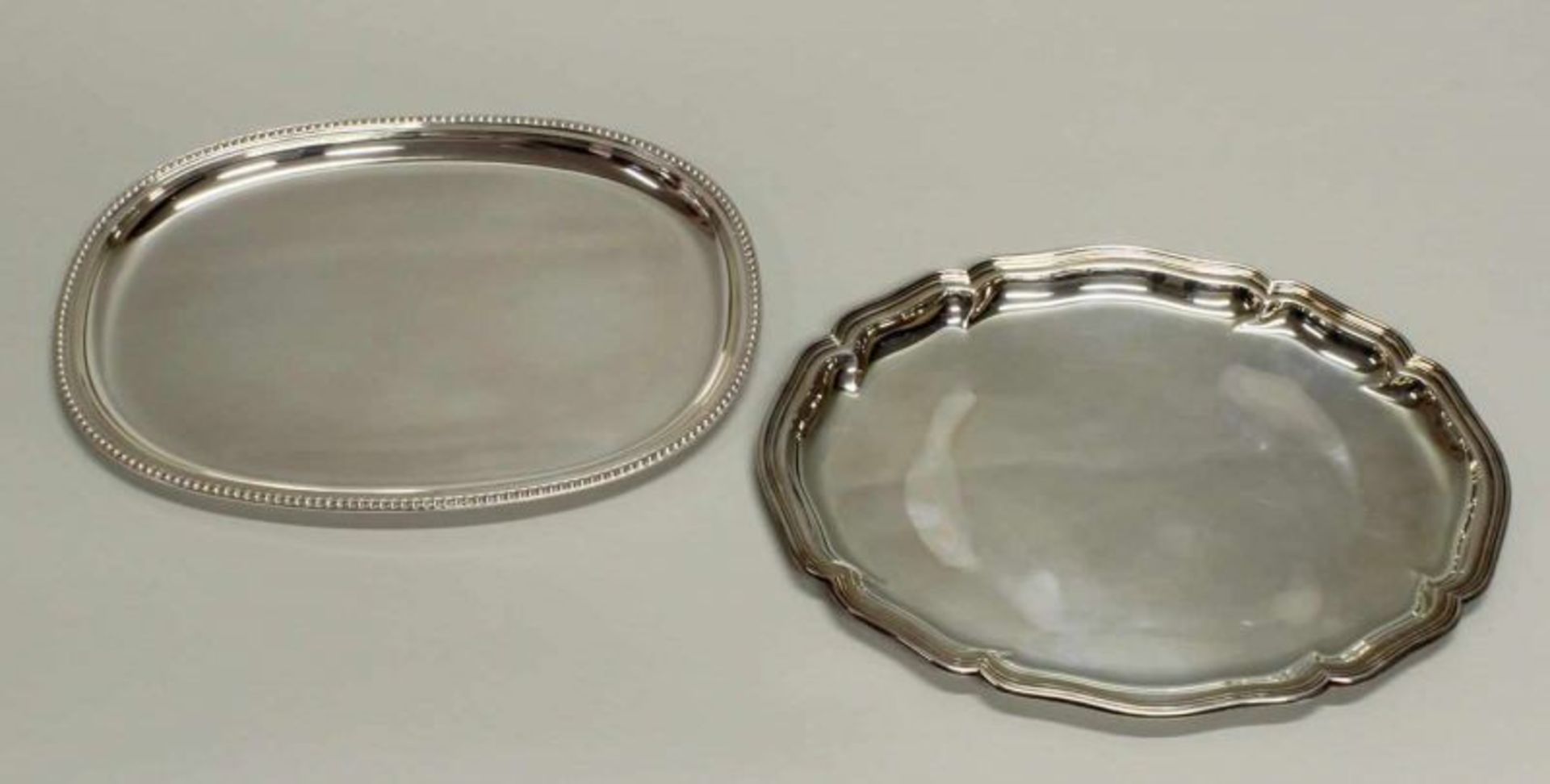2 Tabletts, Silber 835, Wilkens, je oval, Perlrand bzw. passig-geschweifter Profilrand, 26.5 x 19.