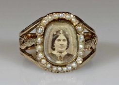 Ring, England, um 1870, mit Fotografie, RG 9 ct., ovale Ringplatte mit Perlkranz, unter Glas Foto