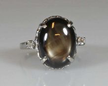 Ring, WG 333, 1 ovaler grauer Sternsaphir ca. 12.5 ct., 2 Achtkant-Diamanten zus. ca. 0.07 ct., etwa