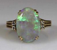 Ring, GG 750, 1 Opal-Cabochon, 4 kleine Brillanten, 7 g, RM 20,5 21.01 % buyer's premium on the