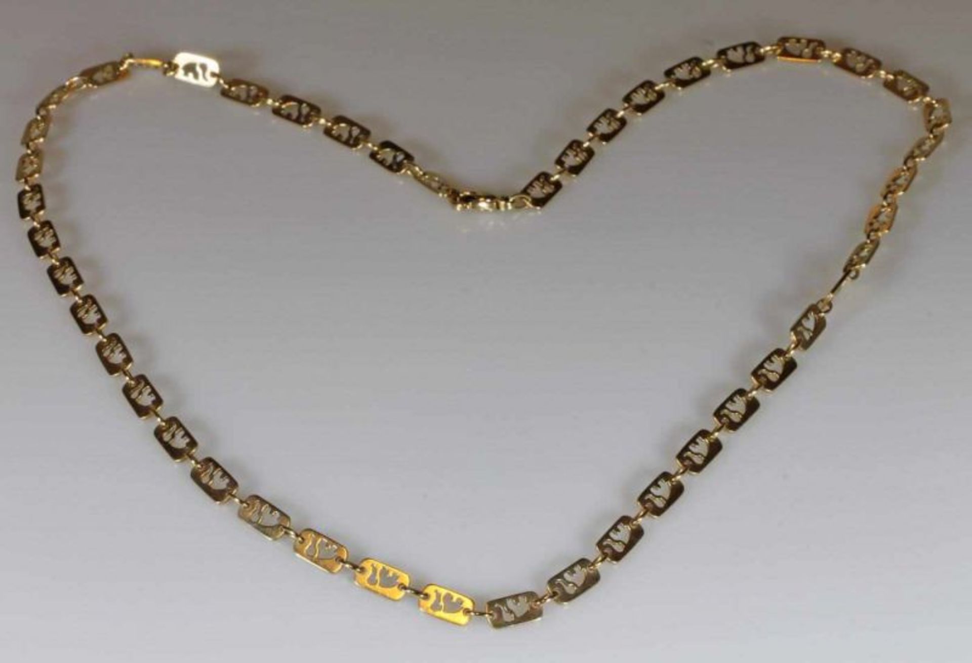 Halskette, Durchbrucharbeit in Form von 'Elefanten', RG 585, 56 cm, 17 g 21.01 % buyer's premium