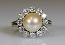 Ring, WG 750, 1 Perle ø ca. 9.5 mm, 12 Brillanten ca. 0.84 ct., RM 17.5 21.01 % buyer's premium on