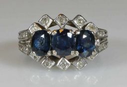 Ring, WG 750, 3 facettierte Saphire, 24 kleine Besatz-Diamanten, 5 g, RM 16.5 21.01 % buyer's