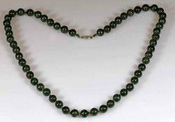 Jadekette, Kugeln ø 8 mm, Schließe Silber 925, 51 g, ca. 60 cm lang 21.01 % buyer's premium on the