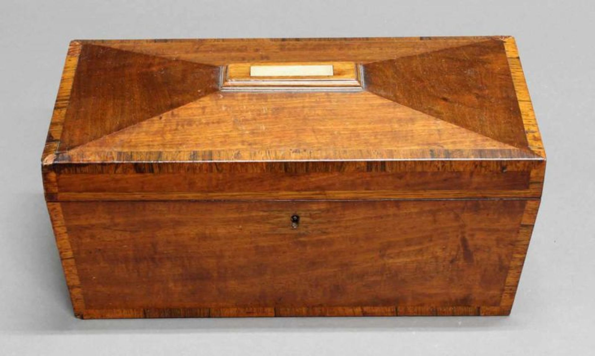 Teacaddy, England, 19. Jh., Mahagoni, Deckel mit Perlmutteinlage, innen zwei Teedosen aus Holz und