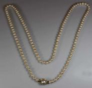 Perlenkette, 129 Akoya-Zuchtperlen ø 8.2 mm, gutes Lüster, leichte Unebenheiten in der Oberfläche,