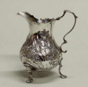 Sahnegießer, Silber 925, London, 1762, gebaucht, Blütenrelief, Kartusche mit graviertem Emblem,