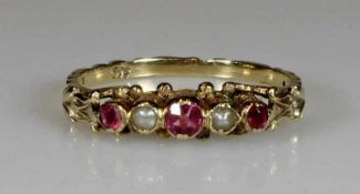 Ring, GG 585, 3 kleine facettierte Rubine, 2 Perlen, 3 g, RM 18 21.01 % buyer's premium on the