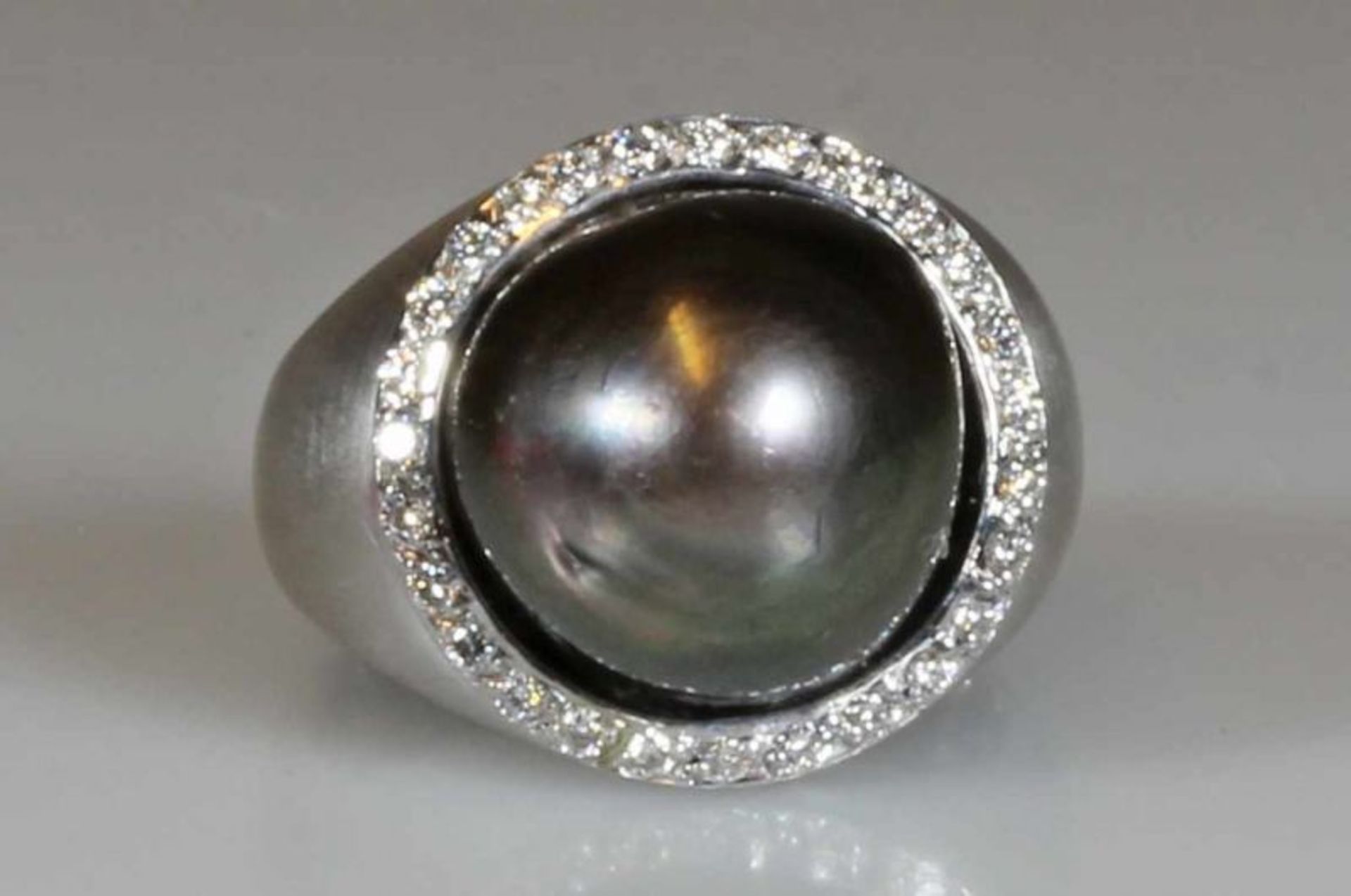 Ring, WG 750, 1 graue Tahitiperle ø ca. 13 mm, Unebenheiten in der Oberfläche, Brillanten zus. ca.