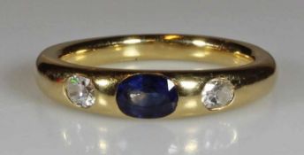 Ring, GG 750, 1 oval facettierter Saphir, 2 ovale facettierte Diamanten, 6 g, RM 17.5 25.00 %