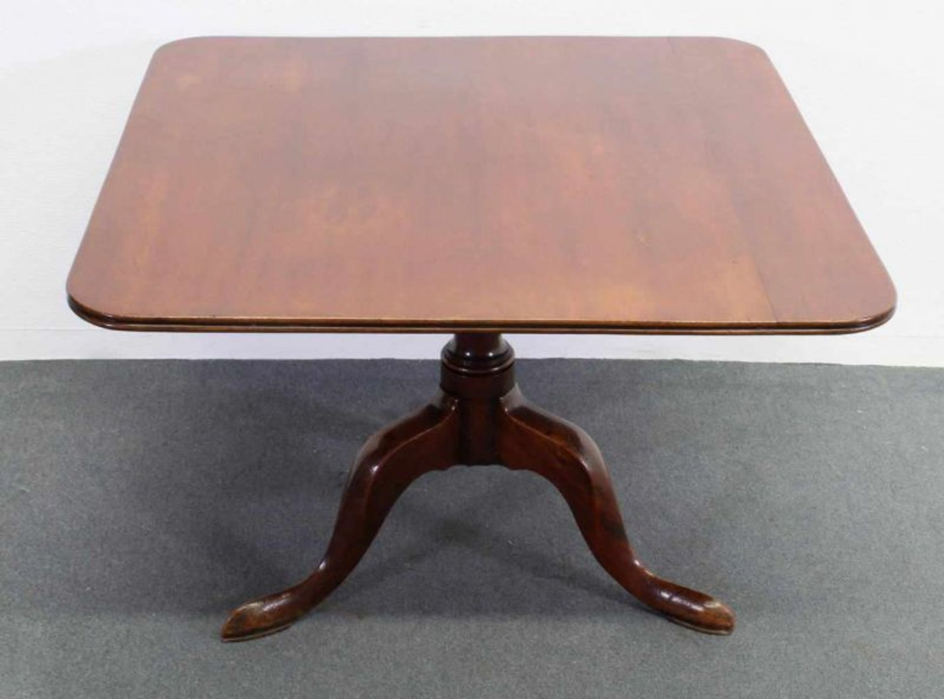 Beistelltisch, "Tripod-Table", England, 18./19. Jh., Mahagoni, 56 x 84 x 86 cm, Fuß geklebt,