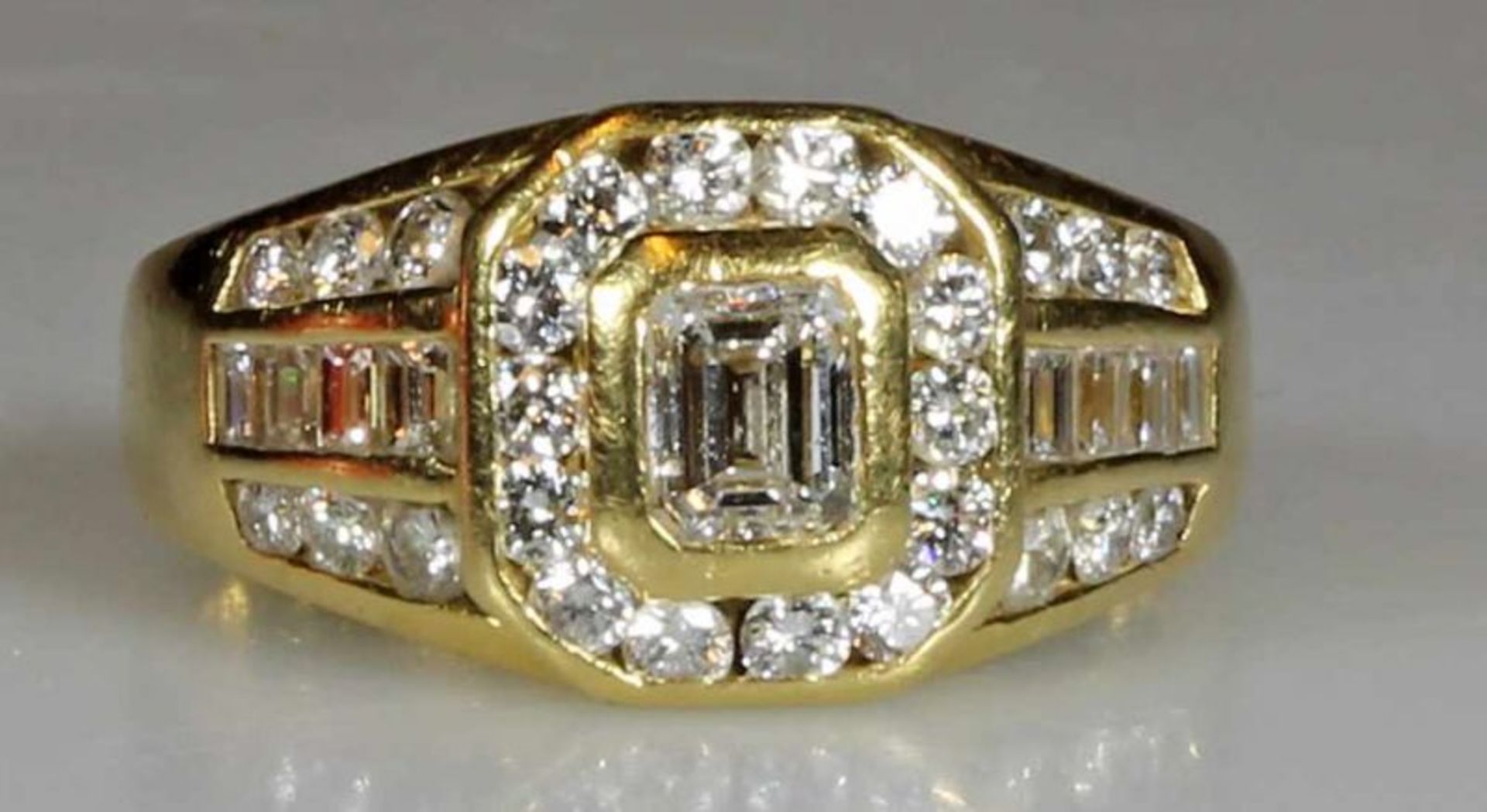 Ring, Atelier Wortmann, Köln, GG 750, 1 Diamant ca. 4.7 x 3.8 mm, Emerald Cut, 26 Brillanten zus.