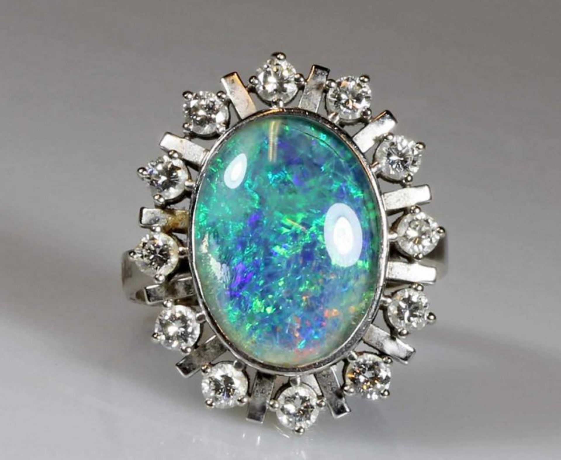 Ring, WG 585, 1 Opal-Doublette (kleine Schadstelle/Klebereste), 12 Brillanten zus. ca. 0.60 ct., 7