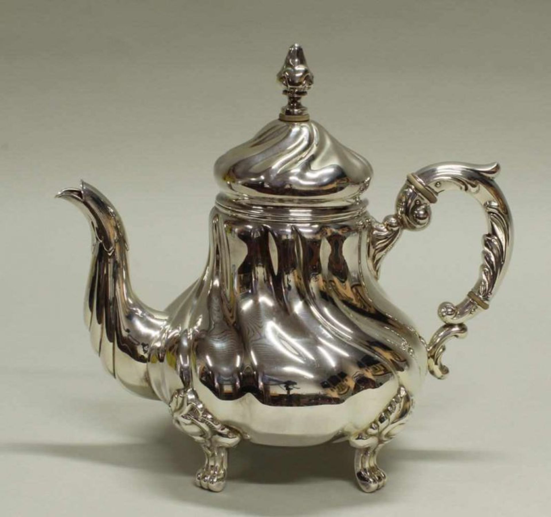 Teekanne, Silber 925, Emil Hermann, Barockform, 24 cm hoch, ca. 788 g 25.00 % buyer's premium on the