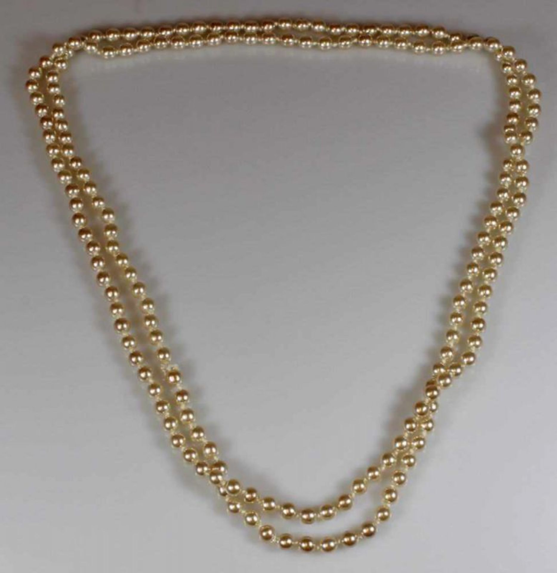 Perlenkette, endlos, ca. 190 Zuchtperlen ø ca. 6 mm, ca. 136 cm lang 25.00 % buyer's premium on