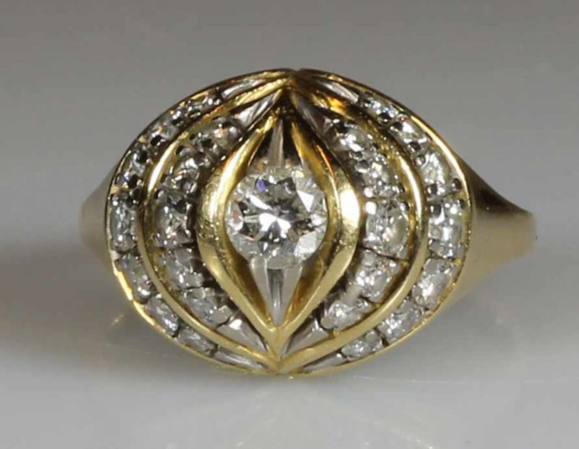 Ring, GG 750, 25 Brillanten zus. ca. 1.06 ct., etwa w/p1, 7 g, RM 17 25.00 % buyer's premium on