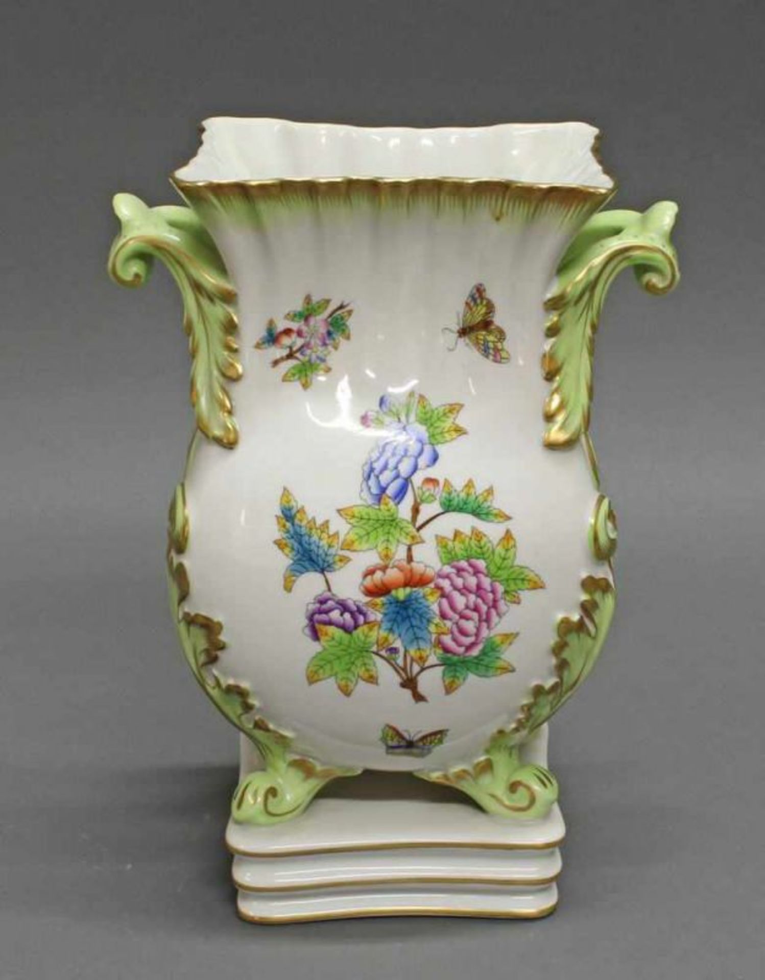 Vase, Herend, Dekor Victoria VBO, Goldrand, zwei Handhaben, Sockel, 26.5 cm hoch 25.00 % buyer's