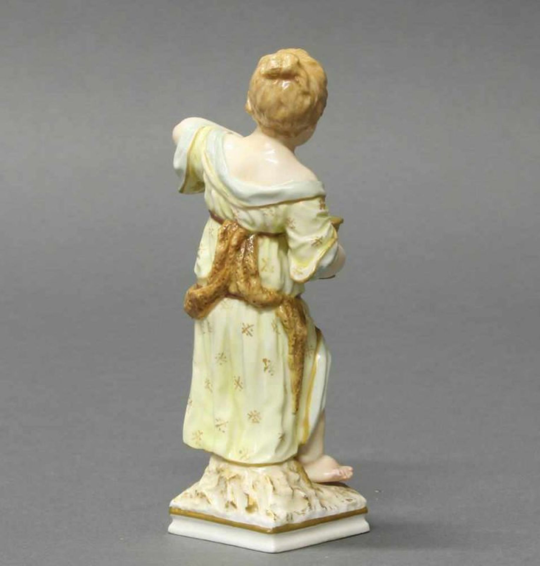 Porzellanfigur, "Einschenkendes Mädchen", KPM Berlin, polychrom und goldstaffiert, 11.5 cm hoch 25. - Image 2 of 2