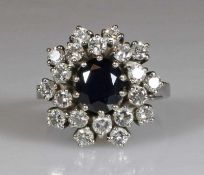 Ring, WG 585, 1 Saphir ca. 3.0 ct., 20 Brillanten zus. ca. 1.75 ct., etwa w/vs, 6 g, RM 17.5 25.00 %