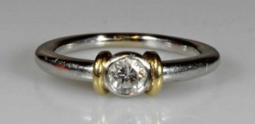 Ring, Atelier Richarz, Bonn, Platin 950/GG, 1 Brillant gepunzt 0.26 ct., tw/lpr., 6 g, RM 16,